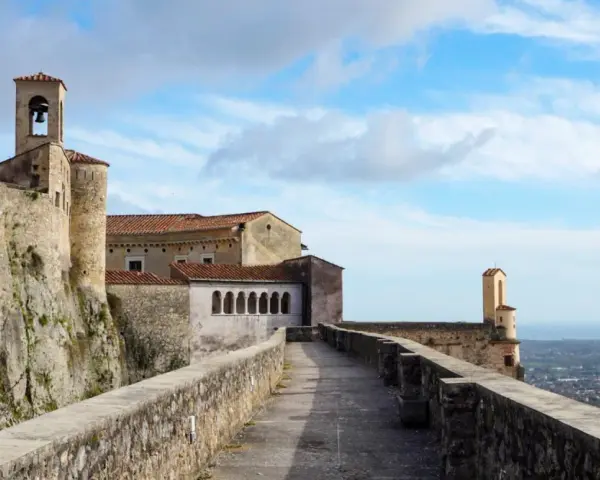 Un borgo antico con un campanile e un panorama mozzafiato. Ecco cosa vedere a Massa, un luogo ricco di storia e bellezza.