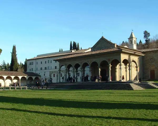 Arezzo Santa Maria delle Grazie: un complesso religioso con portico ad archi, scalinata e prato verde.