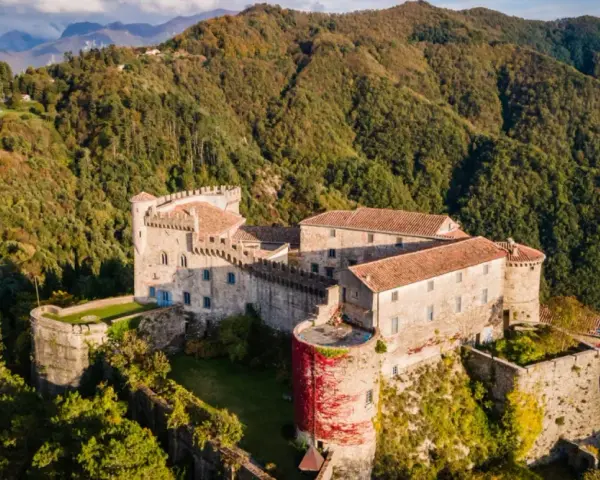 Antico castello arroccato su una collina verdeggiante, tra i borghi e i castelli della Lunigiana.