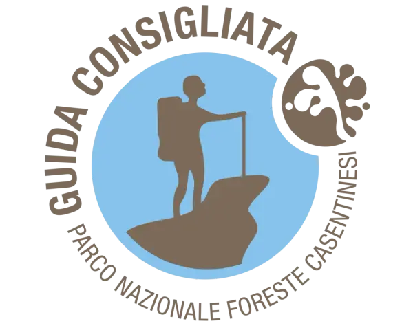 Logo del Parco Nazionale Foreste Casentinesi: escursionista su roccia, con testo circolare "Guida Consigliata".