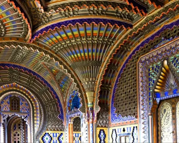 Interni riccamente decorati del castello di Sammezzano, con volte a ventaglio colorate e motivi geometrici intricati.