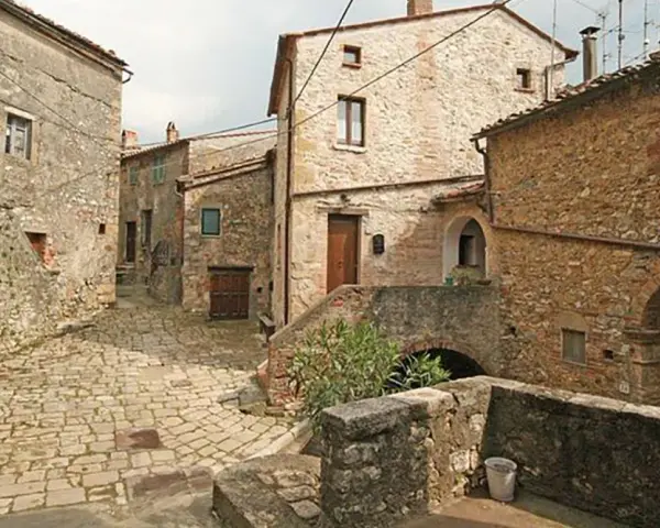 Un vicolo acciottolato tra antiche case in pietra. Scopri cosa vedere a Semproniano, un borgo ricco di storia e fascino.