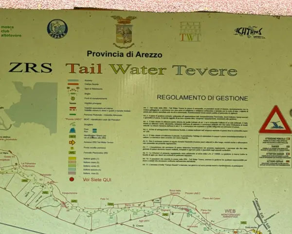 Mappa della ZRS Tail Water Tevere, con sentieri, punti di interesse e regolamenti per la pesca in un'area di **monti rognosi**.