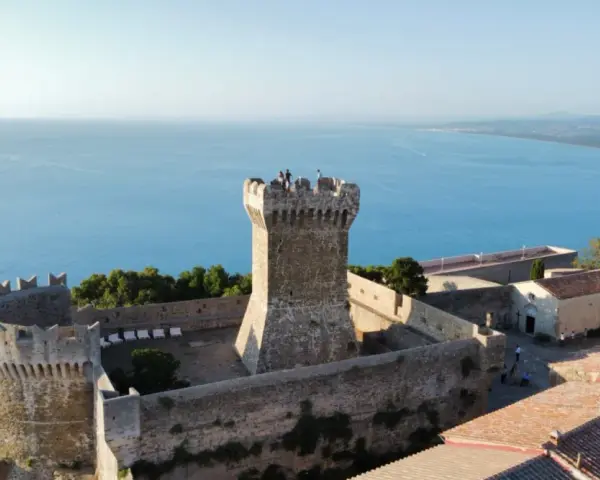 Rocca di Populonia, uno dei luoghi imperdibili da vedere a Piombino, domina il mare blu.