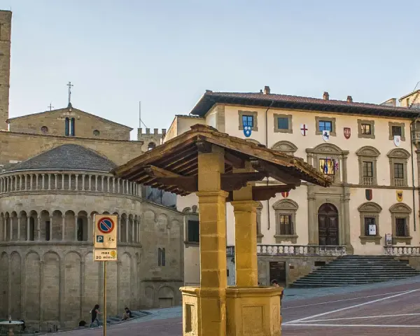 Piazza Grande ad Arezzo: cosa vedere? La cattedrale romanica, il Palazzo Comunale con la torre civica e il Palazzo delle Logge.