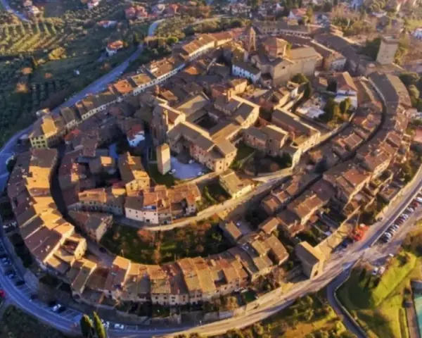 Vista aerea di Lucignano, Arezzo, con le sue mura concentriche che abbracciano il borgo medievale.