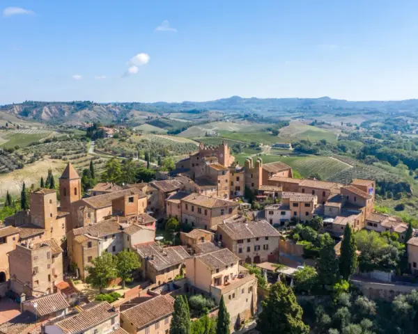 Panoramica aerea di Certaldo, con le sue torri medievali e case in pietra, immersa nel paesaggio collinare toscano. Ecco cosa vedere!
