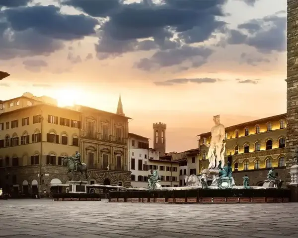 Piazza della Signoria, cuore del centro storico Firenze, con la Fontana del Nettuno e Palazzo Vecchio al tramonto.