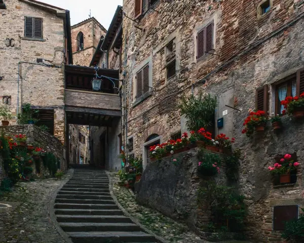 Un vicolo fiorito con scale in pietra, un assaggio di cosa vedere ad Arezzo e dintorni in due giorni.