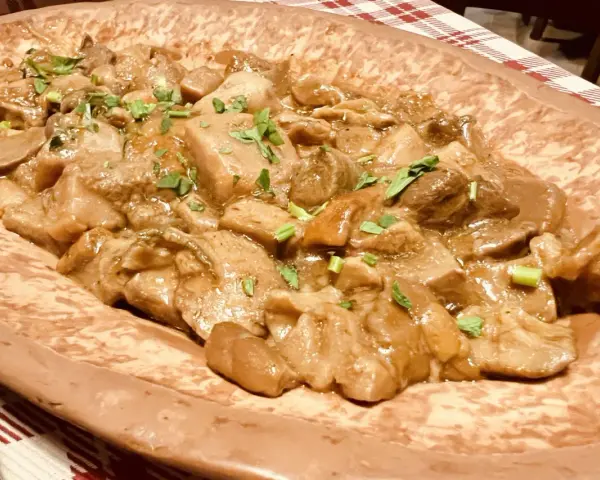 Un saporito spezzatino di funghi, un classico da provare se ti chiedi cosa mangiare ad Arezzo.