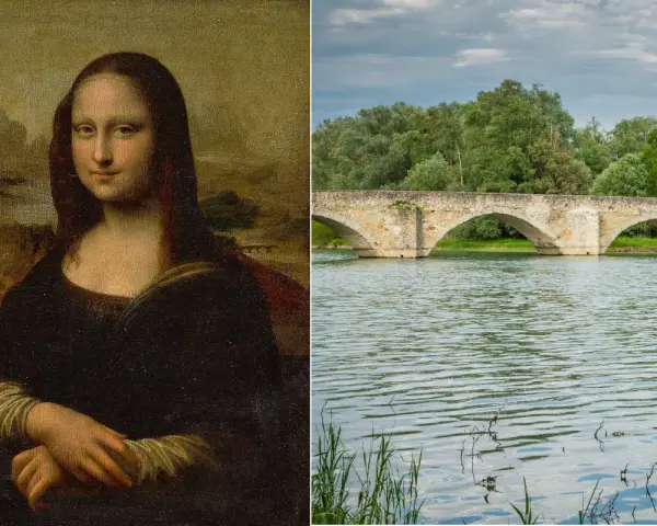 La Gioconda sorride vicino al Ponte Buriano, un antico ponte ad archi in pietra che attraversa un fiume circondato da alberi verdi.