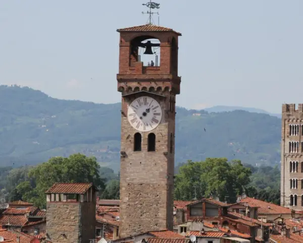 La torre delle ore di Lucca domina il paesaggio urbano con il suo grande orologio.