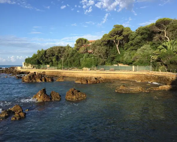 Passeggiata lungomare a Castiglioncello, con scogli, mare blu e vegetazione lussureggiante. Cosa vedere: la costa e il panorama.