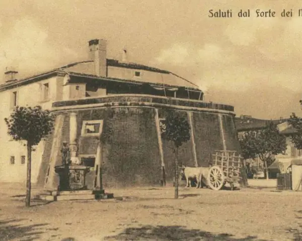 Il fortino di Forte dei Marmi, con un carro trainato da buoi e un fontanile.