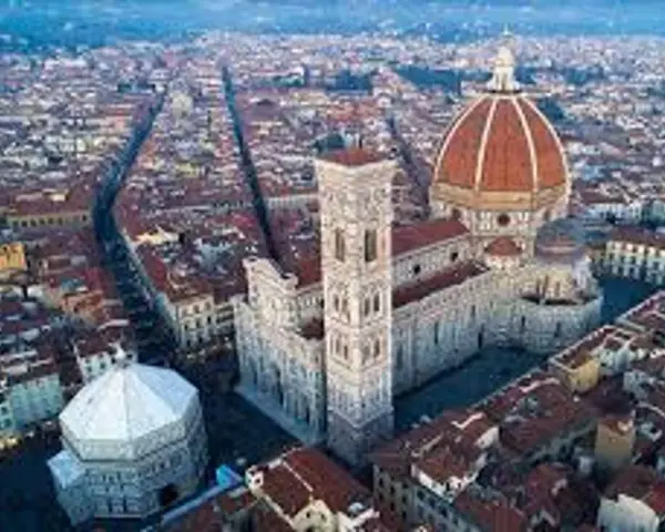 Vista aerea di Firenze, con il Duomo e il Campanile di Giotto che dominano il paesaggio urbano. Un'istantanea di "Firenze an einem Tag".