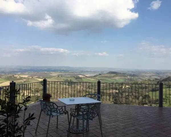 Terrazza con vista panoramica sulle colline toscane, ideale per godersi la pace della foresteria del monastero di San Girolamo.