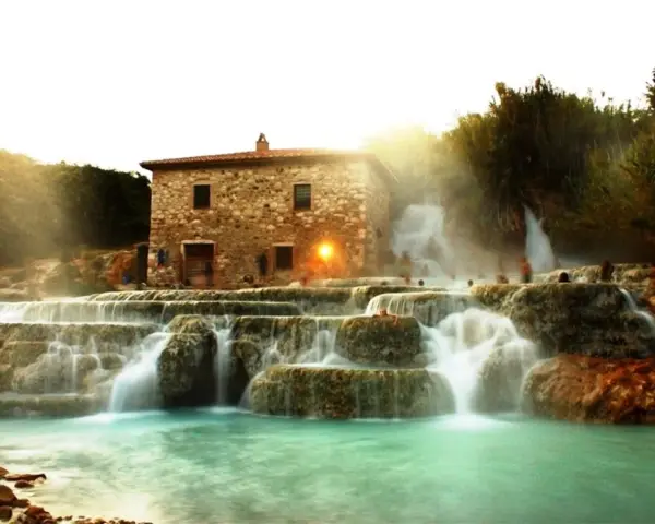 Cascate termali con un antico mulino, un luogo magico da scoprire tra le cose da vedere a Saturnia.