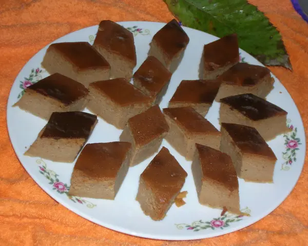 Fetta di tortelli di castagne di Marradi, un dolce tradizionale dal sapore autunnale.