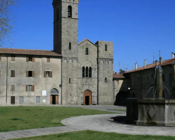Piazza con fontana e la torre dell'Abbazia di San Salvatore sul Monte Amiata.