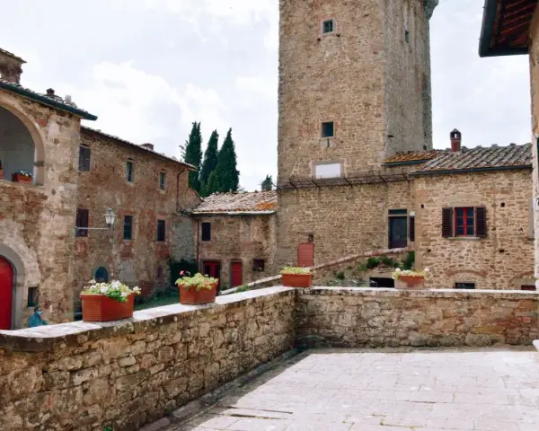 Gargonza: cosa vedere in questo borgo medievale con la sua torre imponente e i suoi vicoli suggestivi.