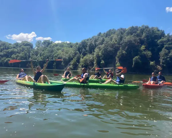 Gruppo di amici in kayak sul lago di Bilancino, godendosi una giornata di sole e natura.