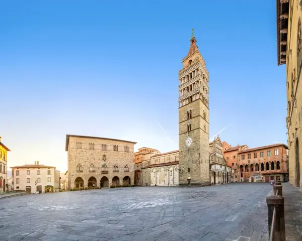 Piazza del Duomo con la maestosa cattedrale di San Zeno e il suo campanile svettante, sotto un cielo azzurro.