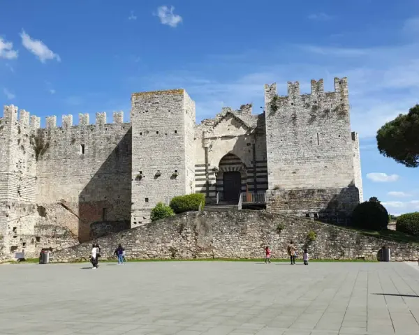 Il Castello dell'Imperatore, un must per chi cerca cosa vedere a Prato, si erge maestoso in una piazza soleggiata.