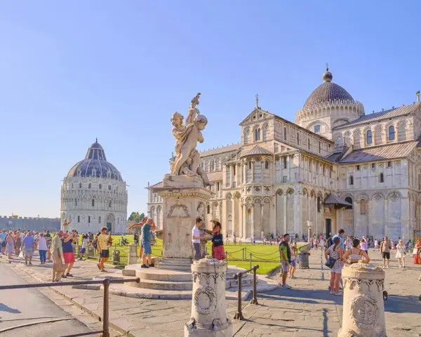 La piazza del Duomo a Pisa, con il Battistero, la Cattedrale e la celebre torre di Pisa, gremita di turisti.