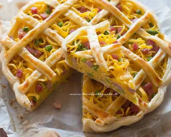 Torta salata con pasta, piselli e cubetti di prosciutto, un classico tra i primi piatti pasquali toscani.