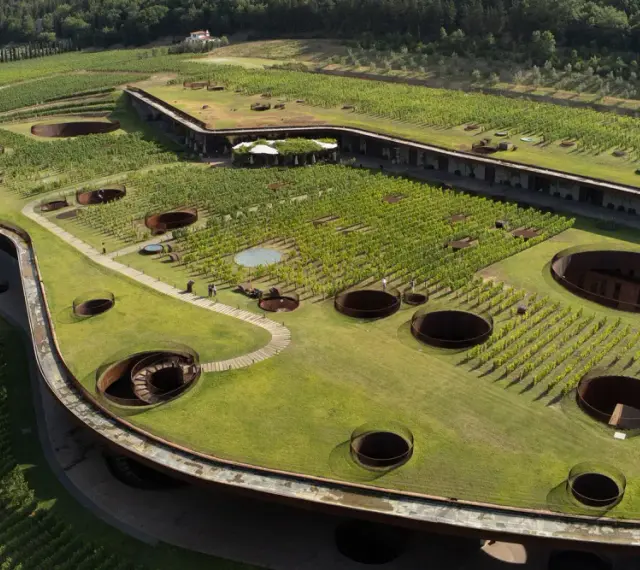 Cantina Antinori nel Chianti Classico, un capolavoro architettonico immerso nei vigneti toscani.