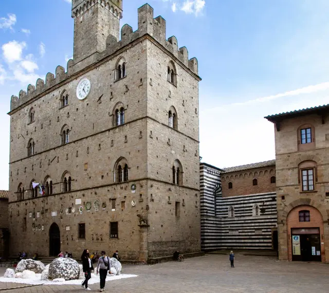 Piazza dei Priori a Volterra, cosa vedere: Palazzo dei Priori con la sua torre, edifici storici e scorci suggestivi.