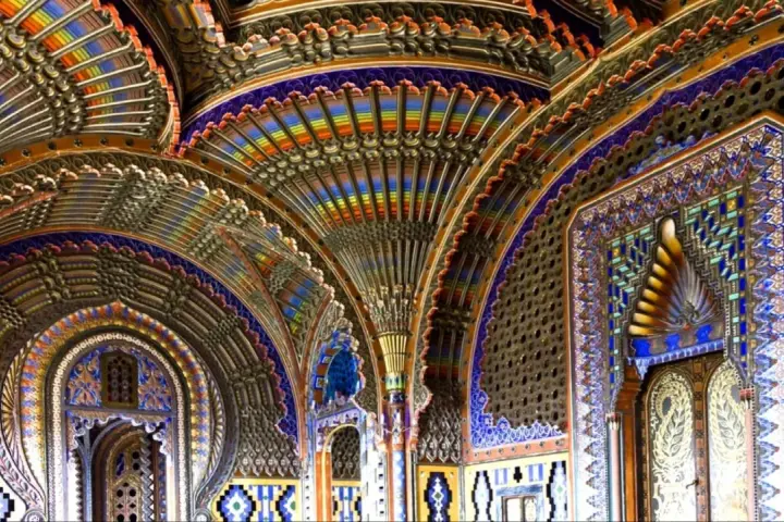 Interni riccamente decorati del castello di Sammezzano, con volte a ventaglio colorate e motivi geometrici intricati.
