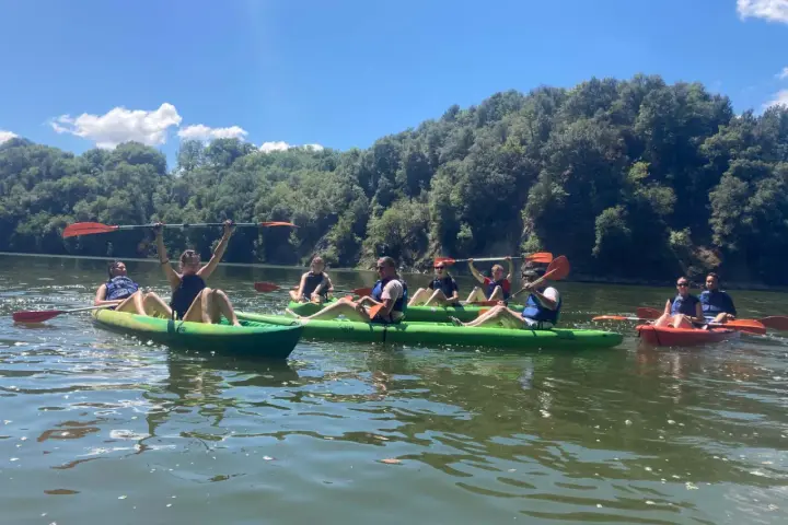 Gruppo di amici in kayak sul lago di Bilancino, godendosi una giornata di sole e natura.