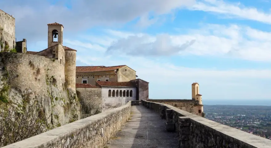Un borgo antico con un campanile e un panorama mozzafiato. Ecco cosa vedere a Massa, un luogo ricco di storia e bellezza.