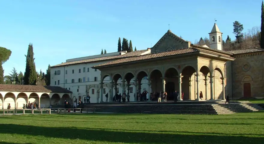 Arezzo Santa Maria delle Grazie: un complesso religioso con portico ad archi, scalinata e prato verde.