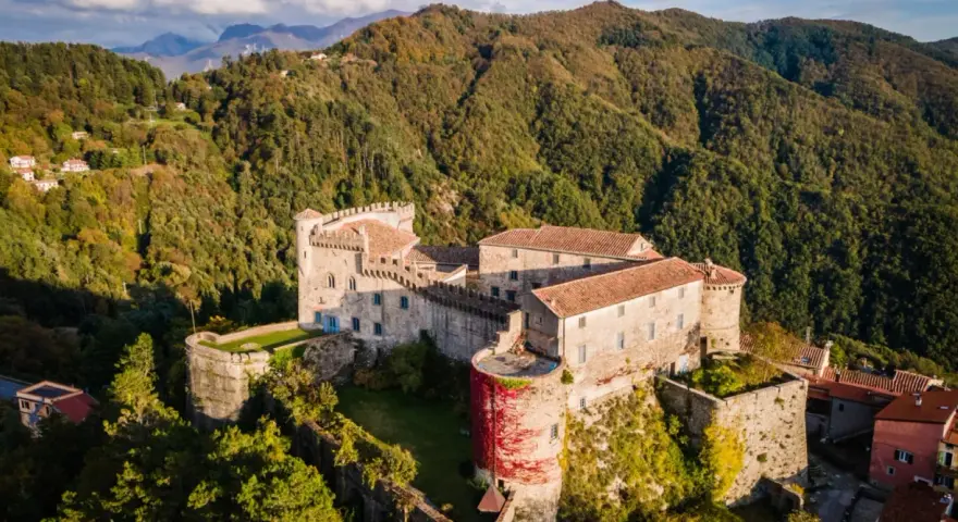 Antico castello arroccato su una collina verdeggiante, tra i borghi e i castelli della Lunigiana.