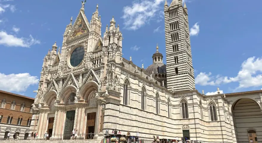 Il Duomo di Siena, con la sua torre a strisce, è un must per chi cerca cosa vedere a Siena. Un capolavoro gotico che domina la piazza.