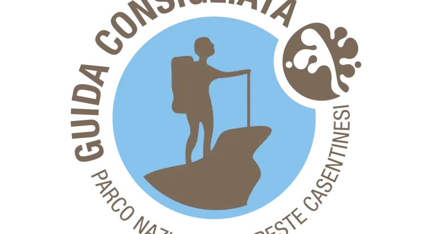 Logo del Parco Nazionale Foreste Casentinesi: escursionista su roccia, con testo circolare "Guida Consigliata".