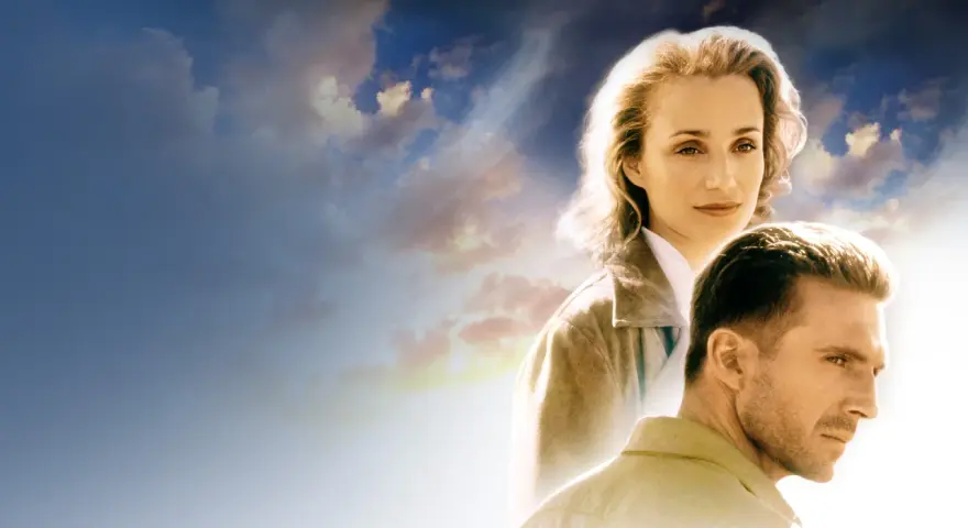 Volti di Kristin Scott Thomas e Ralph Fiennes sotto un cielo nuvoloso, evocano l'atmosfera de "Il Paziente Inglese".