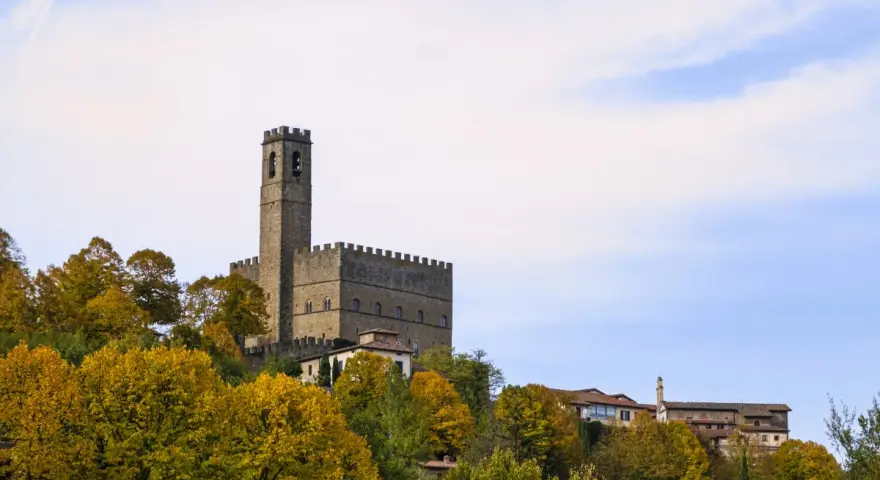 Castello medievale su una collina, circondato da alberi autunnali. Forse è qui dove hanno girato il ciclone.