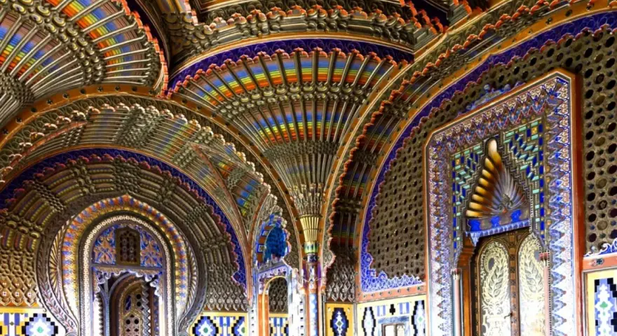 Interni riccamente decorati del castello di Sammezzano, con volte a ventaglio colorate e motivi geometrici intricati.