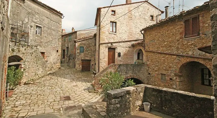 Un vicolo acciottolato tra antiche case in pietra. Scopri cosa vedere a Semproniano, un borgo ricco di storia e fascino.
