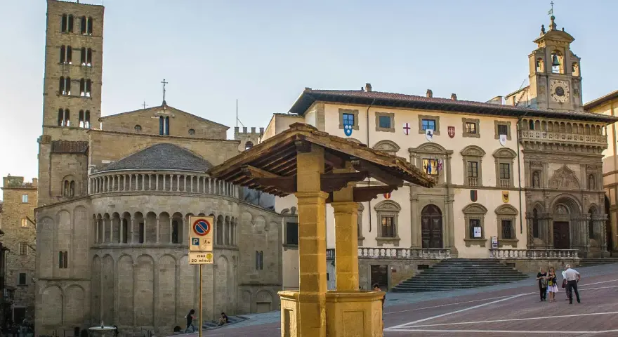 Piazza Grande ad Arezzo: cosa vedere? La cattedrale romanica, il Palazzo Comunale con la torre civica e il Palazzo delle Logge.