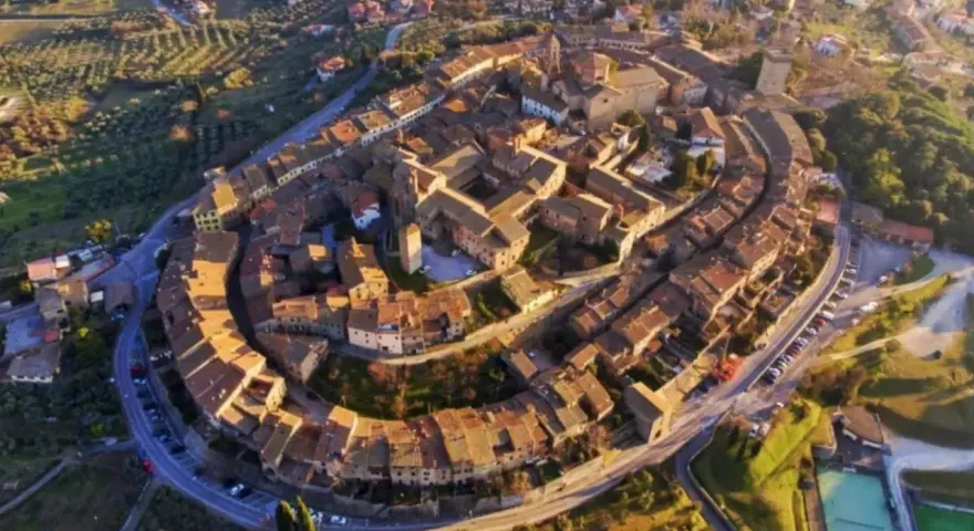 Vista aerea di Lucignano, Arezzo, con le sue mura concentriche che abbracciano il borgo medievale.