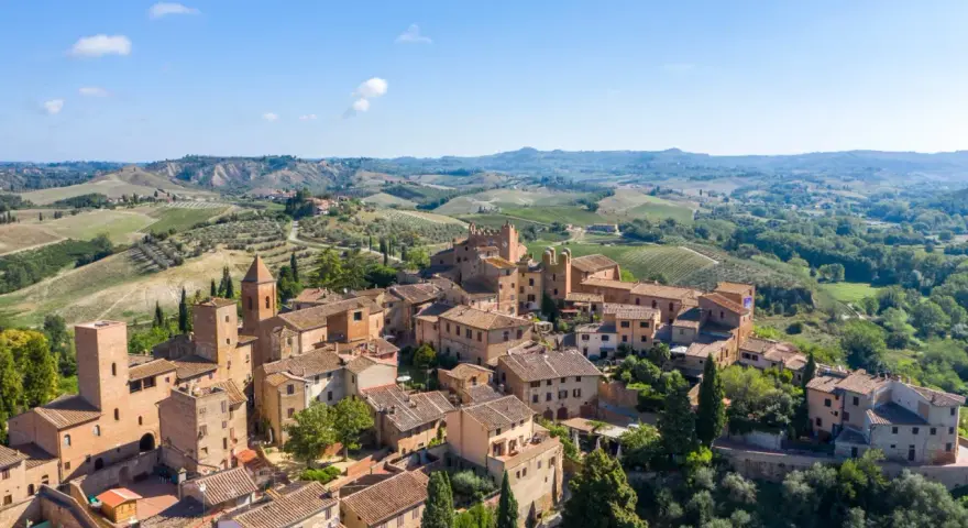 Panoramica aerea di Certaldo, con le sue torri medievali e case in pietra, immersa nel paesaggio collinare toscano. Ecco cosa vedere!