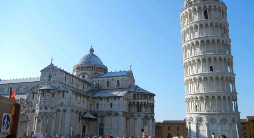 Piazza dei Miracoli a Pisa: la Torre Pendente, il Duomo e una carrozza trainata da cavalli. Ideale per scoprire cosa fare a Pisa.