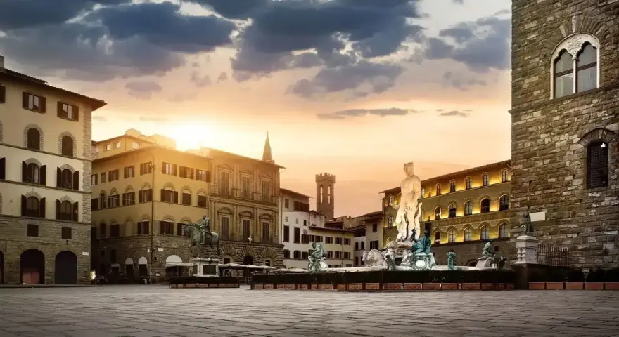 Piazza della Signoria, cuore del centro storico Firenze, con la Fontana del Nettuno e Palazzo Vecchio al tramonto.