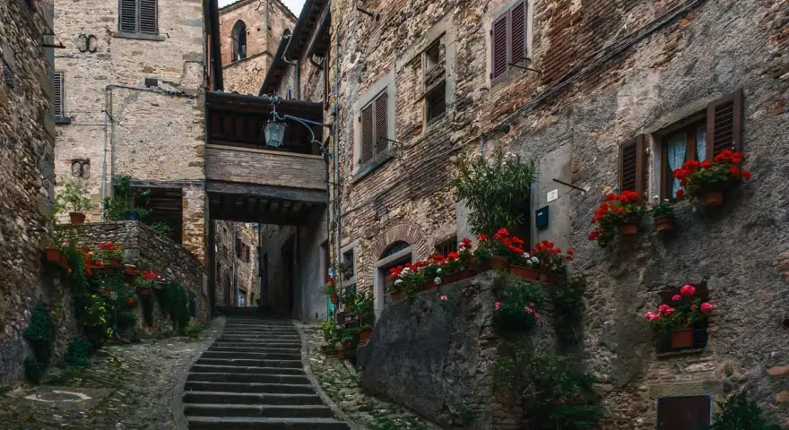 Un vicolo fiorito con scale in pietra, un assaggio di cosa vedere ad Arezzo e dintorni in due giorni.
