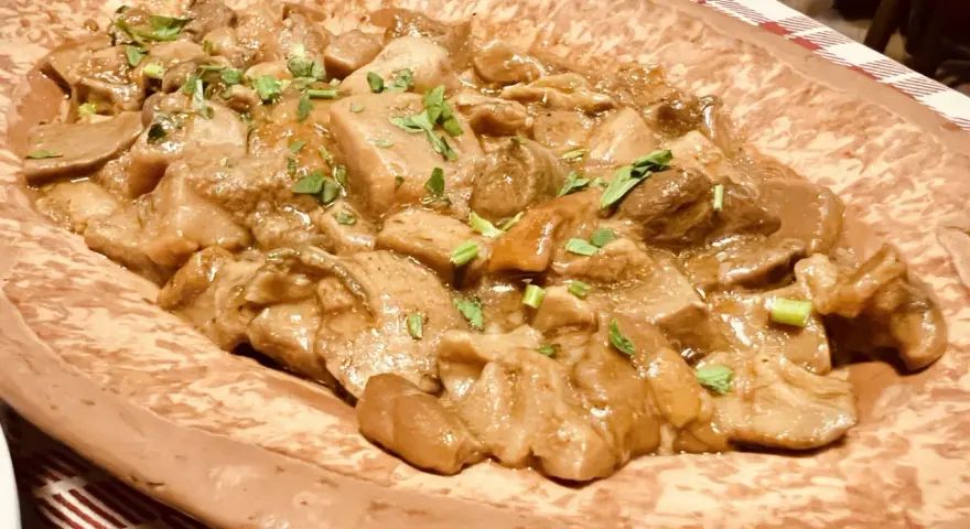 Un saporito spezzatino di funghi, un classico da provare se ti chiedi cosa mangiare ad Arezzo.