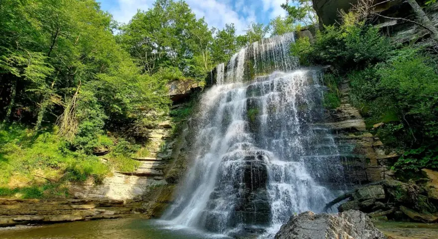 Cascata rigogliosa tra rocce e vegetazione lussureggiante, un angolo di paradiso vicino a Badia Tedalda.